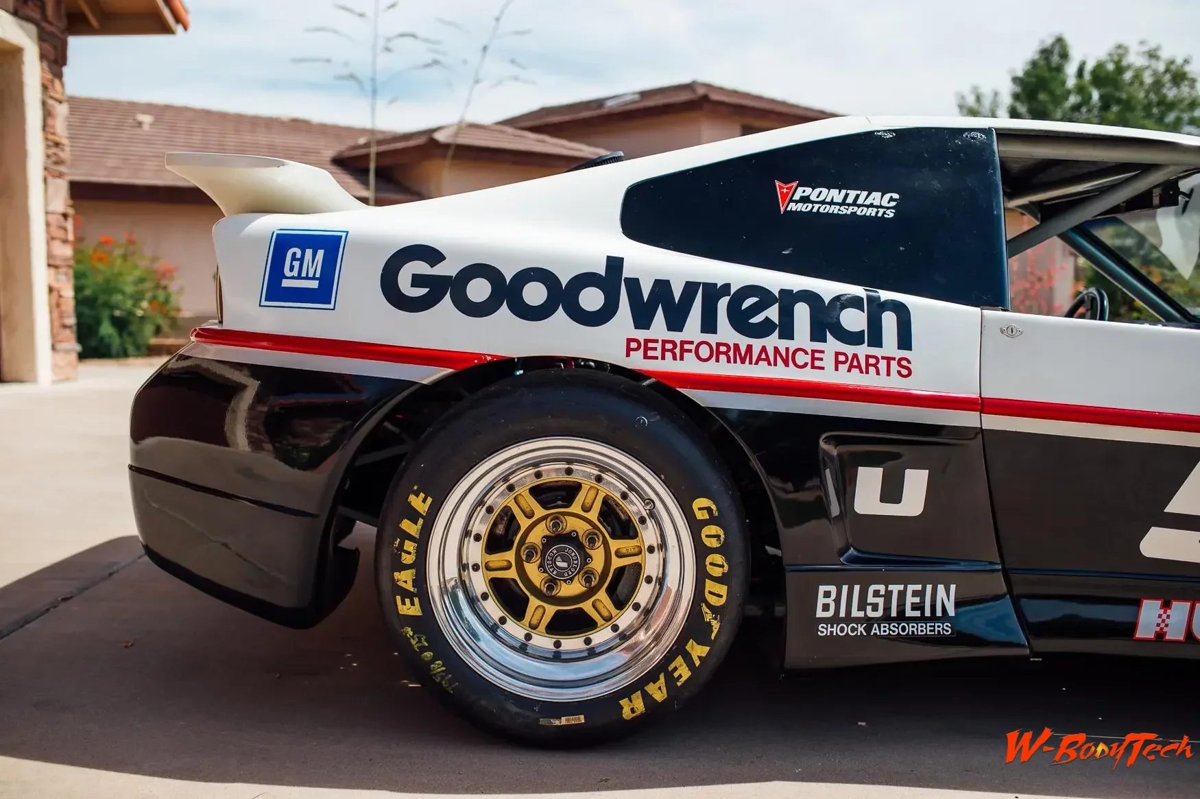 Media '1985 Pontiac Fiero Huffaker IMSA Race Car (12).webp' in album '1985 Pontiac Fiero Huffaker IMSA Race Car'