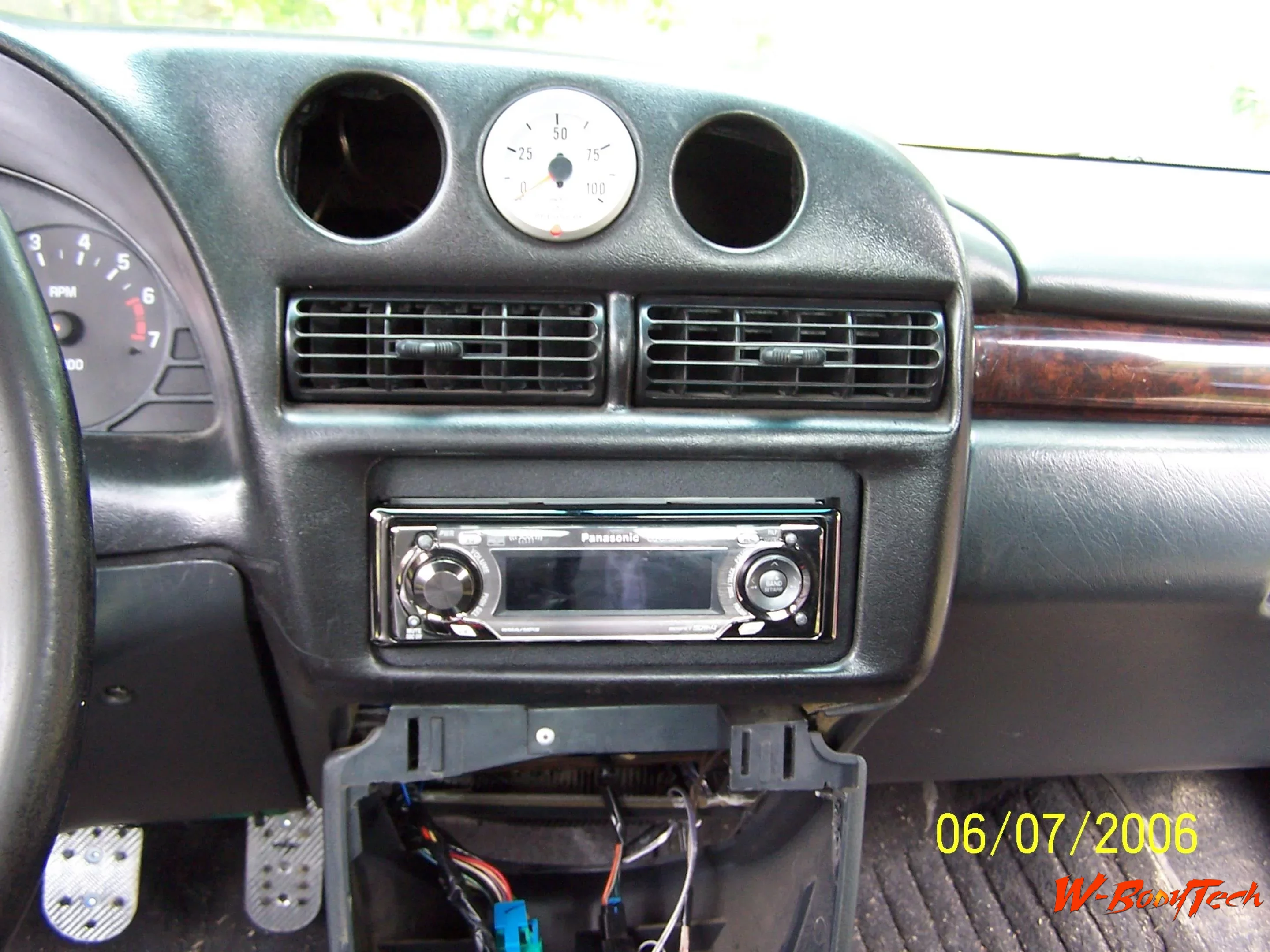 Media 'Monte Carlo Dash 004.webp' in album 'My 1998 Monte Carlo Dash mods in 2006'