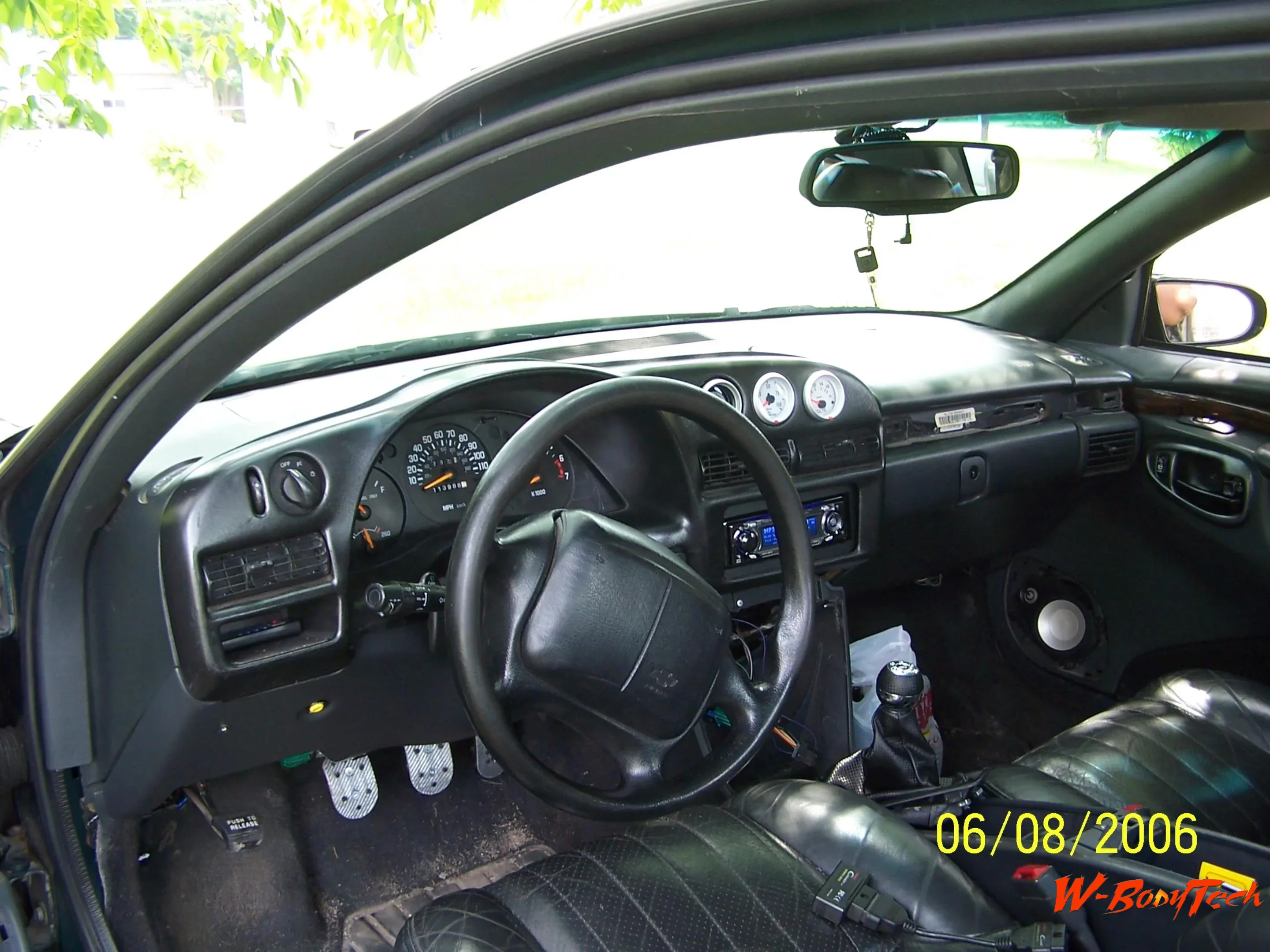 Media 'Monte Carlo Dash 011.webp' in album 'My 1998 Monte Carlo Dash mods in 2006'
