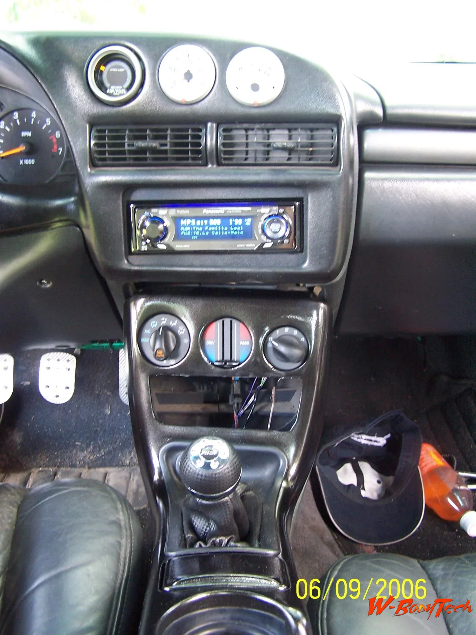 Media 'Monte Carlo Dash 021.webp' in album 'My 1998 Monte Carlo Dash mods in 2006'
